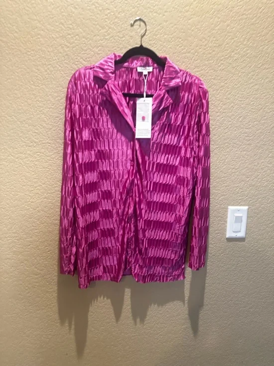 Button-Down Textured Shirt in Fuchsia Pink - Picture 3 of 4